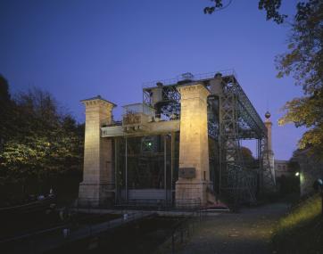 Das beleuchtete Schiffshebewerk bietet die ideale Kulisse für einen stimmungsvollen Weihnachtsmarkt. <br>Foto: LWL<br />