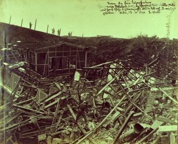 Die Fotografie von Friedrich Goebel zeigt Feuerwehrleute bei Bergungsarbeiten in der zerstörten Roburit-Fabrik. <br>Repro: LWL<br />