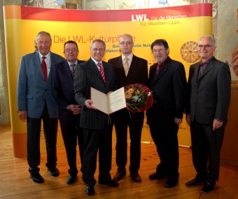 Bei der Verleihung des Karl-Zuhorn-Preises Günter Schulze-Blasum, Bürgermeister der Stadt Münster, Roland Trottenburg, LWL-Direktor Dr. Wolfgang Kirsch, Dr. Markus Denkler, Dieter Gebhard und Prof. Dr. Jürgen Macha (v. l.).<br>Foto: LWl<br />