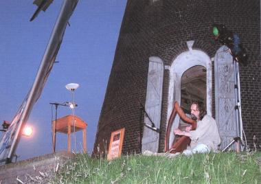 Lothar Meinen spielt auf dem Adventsmarkt im LWL-Textilmuseum Harfe. <br>Foto: PR<br />