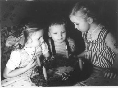 Diese Kinder feiern in den 1930er Jahren den ersten Advent im Sauerland.  	Foto: SGV-Bildarchiv