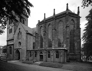 Die katholische Pfarrkirche St. Johannes Baptist in Warburg Ansicht von Südosten. <br>Foto: LWL/Brockmann-Peschel<br />