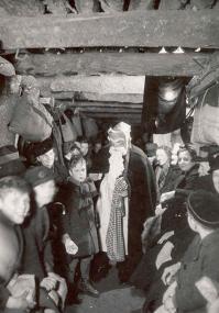 Weihnachtsfeier in einem Hattinger Luft-schutzstollen 1944.  <br>Repro: LWL<br />