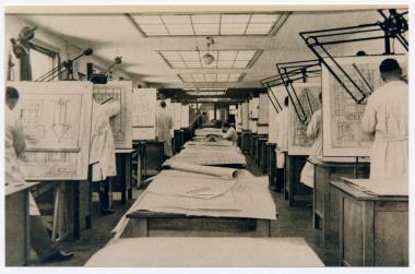 Konstruktionsbüro der Firma Topf & Söhne, hier die technische Abteilung Speicherbau, Juni 1940 .<br>Foto: © Thüringisches Hauptstaatsarchiv Weimar<br />
