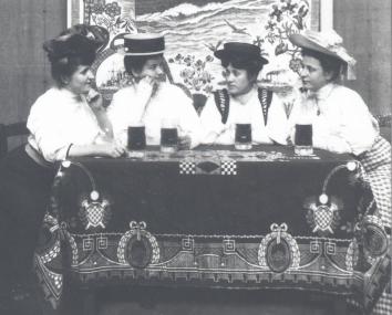 Auch das Bier schmeckte nur mit Hut: Damen-Runde um 1900. 	  Foto: privat