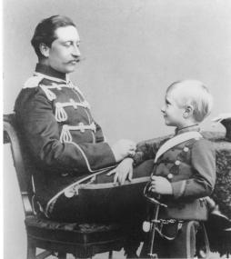 Kaiser Wilhelm II mit seinem Sohn, um 1892. Foto: unbekannt