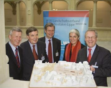 Suchen gemeinsam mit 300 weiteren Museumsexperten Antworten auf Fragen zur Zukunft der Museen: LWL-Chef Dr. Wolfgang Kirsch (v. r.), Isabell Pfeiffer-Poensgen, Generalsekretärin der Kulturstiftung der Länder, Dr. Hermann Arnhold, Leiter des LWL-Landesmuseums, Prof. Dr. Reinhold Baumstark, Generaldirektor der Bayerischen Staatsgemäldesammlund und LWL-Kulturdezernent Prof. Dr. Karl Teppe. Foto: LWL/Sagurna