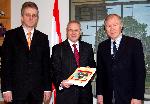 LWL-Landesdirektor Dr. Wolfgang Kirsch (m.) geht davon aus, dass das neue LWL-Buch, dessen erstes Exemplar ihm Dr. Rudolf Grothues (l.) und Prof. Dr. Heinz Heineberg von der Geographischen Kommission für Westfalen des LWL übergeben haben, zur Stärkung der regionalen Identität beiträgt. Foto: LWL