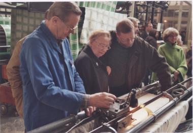 Demonstration an einer mechanischen Knotmaschine. Foto: LWL