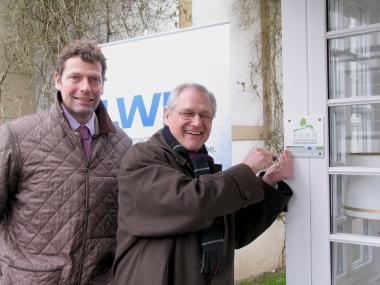 LWL-Direktor Dr. Wolfgang Kirsch (r.) und Marcus Graf von Oeynhausen-Sierstorpff beim Anschrauben der EGHN-Plakette.<br>Foto: LWL<br />