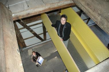 LWL-Museumsleiter Dr. Jan Carstensen zeigt den speziell für die Museumspädagogik entwickelten "Detmolder Hocker" für unterschiedliche Sitzhöhen, die stellvertretende Museumsleiterin Gefion Apel steht auf der neuen Gangway, die im Lauschhaus ganz neue Perspektiven ermöglicht. <br>Foto: LWL/Menzel<br />