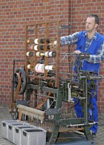 Demonstration an der Kettenwirkmaschine. Foto: LWL