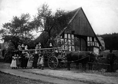Behinderte Kinder der Pflegeanstalten Bethel bei einem Ausflug mit dem Ochsenkarren (um 1925). <br>Foto: Hauptarchiv Bethel<br />