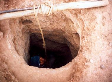 Nur mit Schaufel und Hacke graben Einheimische in Mibladen, Zentral-Marokko nach ¿Vanadinit¿, einem Vanadium-Mineral. <br>Foto: Stefan König <br />