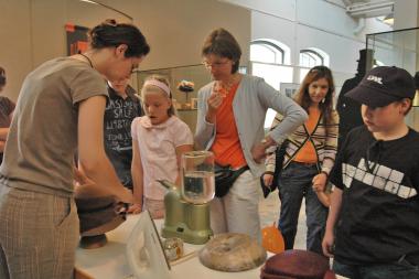 Alexandra Schoeppe führt im LWL-Textilmuseum vor, wie aus einem unförmigen Filzrohling ein modischer Hut wird. <br>Foto: LWL<br />