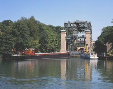 Die Radtour durch die Kanalgeschichte beginnt beim LWL-Industriemuseum Schiffshebewerk Henrichenburg. Hier: Ein Bild des Hebewerks mit historischen Schiffen aus der Perspektive des Unterwassers.  Foto: LWL