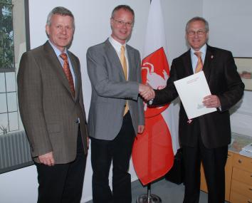 LWL-Direktor Dr. Wolfgang Kirsch (r.) überreichte Dr. Markus Harzenetter (m.) die Ernennungsurkunde. Mit ihm freut sich LWL-Kulturdezernent Prof. Dr. Karl Teppe. <br>Foto: LWL<br />