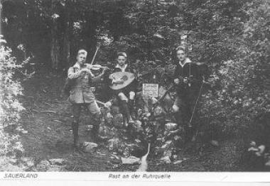 Drei Wanderer mit Musikinstrumenten an der Ruhrquelle, Ansichtskarte, Verlag J. Grobbel, um 1910 Foto:LWL/Bildarchiv VoKo)