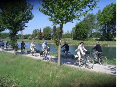Die Radtour am Ufer von vier Kanälen zeigt die besondere Bedeutung der Wasserstraßen für den Frachtverkehr im Ruhrgebiet. Foto: LWL                   