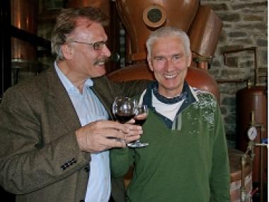 Michael Habbel (l.), Anbieter französcher Weine und Museumsgastronom Frank Kampmann verköstigen einen "Cote du Rhone". 	Foto: LWL
