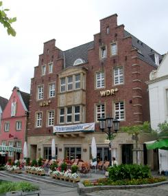 Der LWL hat die ehemalige Löwen-Apotheke am Rheiner Markt jetzt zum Denkmal des Monats gekürt.  Foto: LWL