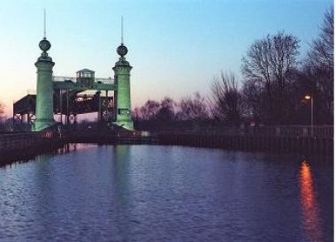 Bei der Nachtführung möglich: Blick vom Oberwasser auf die angestrahlten Oberhaupttürme des LWL-Industriemuseums Schiffshebewerk Henrichenburg.    Foto: LWL/Holtappels
