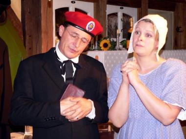 Dario Weberg (¿Vetter Franz¿) und Indra Janorschke (¿Fromme Helene¿) lassen das Leben von Wilhelm Busch in seinen Werken Revue passieren. Foto: PR