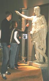 Kopie des so genannten Augustus von Prima Porta im LWL-Museum für Archäologie in Herne - unter der Herrschaft des Kaisers Augustus versuchten die Römer das heutige Westfalen in ihr Reich einzugliedern. Foto: LWL. 