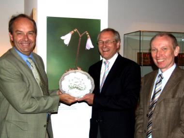 Dr. Bernd Tenbergen (links) und Museumsleiter Dr. Alfred Hendricks zeigen LWL-Direktor Dr. Wolfgang Kirsch das wertvolle Stück. <br>Foto: LWL/Fialla<br />