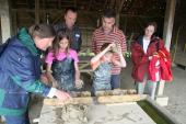 Museumspädagogin Janke Walking (v. l.)), Saskia Stagge, Museumsleiter Willi Kulke, Jana Stagge und ihre Eltern. Jana (8 Jahre) und Saskia Stagge (11 Jahre) stellten den 50.000 Handstrichziegel im LWL-Industriemuseum Ziegelei Lage her. <br>Foto: LWL<br />