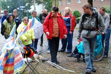 ¿skulpturführung dorsten¿: Die Gruppe von Menschen mit Behinderungen bestaunt Isa Genzskens farbenfrohe Installation.<br>Foto: LWL/Hintzler<br />
