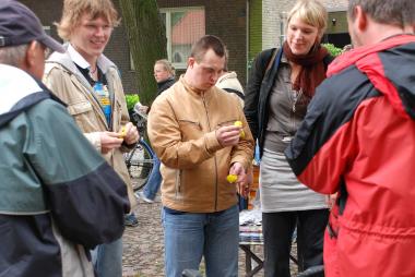 ¿skulpturführung vreden¿: Die Gruppe von Menschen mit Behinderungen modelliert Teile von Isa Genzkens Installation mit Knetmasse nach.<br>Foto: LWL/Hintzler<br />