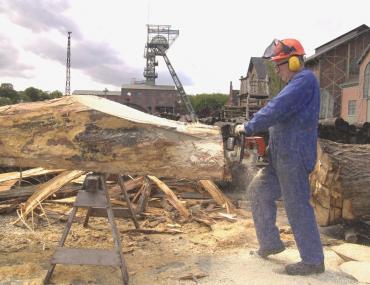 Mit der Kettensäge verwandelt Karl Manfred Rennertz im LWL-Industriemuseum dem Sturm ¿Kyrill¿ zum Opfer gefallene Baumstämme in Skulpturen.<br>Foto: LWL<br />