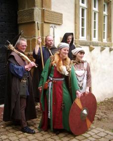 Die Gruppe Experimentum bringt zum Jubiläumsfest in Olpe einen Pranger mit und backt Brot in einem mobilen Backofen. <br>Foto: LWL.<br />