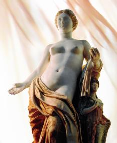 Plakatmotiv der Ausstellung: Bemalte Venusstatuette aus Marmor, Pompeji.<br>Fotograf : Jochen Hähnel/terz advertising, Berlin<br>