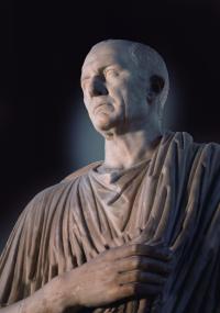 Marmorstatue des Marcus Nonius Balbus aus Herculaneum. Der Senator, zu dessen Ehren in Herculaneum mindestens 12 Ehrenstatuen aufgestellt wurden, gehörte zur ortsansässigen Oberschicht am Golf von Neapel. <br>Fotograf: Jochen Hähnel, Berlin.<br />