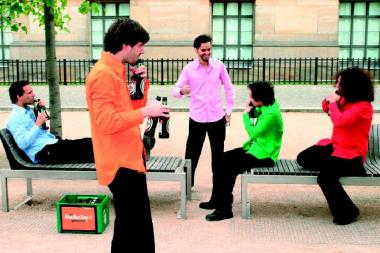 Europas einzige professionelle FlaschenPopMusiker vom "GlasBlasSing-Quintett¿ präsentieren  ¿Liedgut auf Leergut¿.ybr>Foto: PR<br />