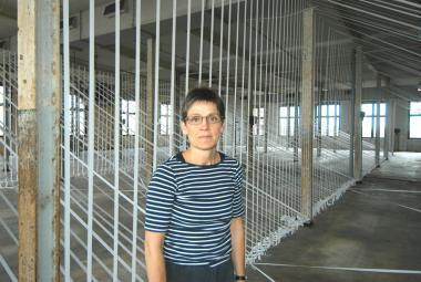 Gabriela Nasfeter verwandelt das zweite Obergeschoss der Spinnerei Herding mit ihren ¿Webräumen¿ in eine imaginäre Textilfabrik. <br>Foto: LWL/Hudemann<br />