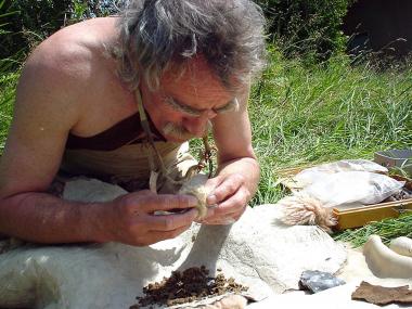 Beim Jubiläumsfest der LWL-Archäologen in Olpe wird auch gezeigt, wie man bis ins vorige Jahrhundert Feuer erzeugte. <br>Foto: LWL<br />