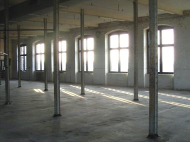 Der Rundgang führt auch durch die eindrucksvollen Spinnsäle der historischen Fabrik. <br>Foto: LWL/Holtappels<br />