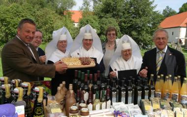 LWL-Direktor Dr. Wolfgang Kirsch (v. r.), Schwester Arnhilde Fischer, Marianne Rosar (verantwortlich für den Klostermarkt), Schwester Katharina Mock, Schwester Mathea Massolle aus Hattingen-Niederschwenningen, die die historischen Ordenstrachten der Vincentinerinnen nachschneiderte, Schwester Katharina Gerster von den Paderborner Vincentinerinnen und Museumsdirektor Prof. Dr. Matthias Wemhoff läuteten den 6. Klostermarkt ein. <br>Foto: LWL/Preißler<br />