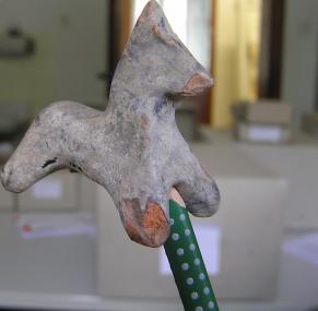 Mit dem neuen Verfahren wird das Pferdchen samt der kleinen Macke am Vorderlauf genau reproduziert, die Farbreste auf dem Original bleiben erhalten. <br>Foto: LWL/Spiong<br />