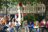 ¿Skulptur Coesfeld 2¿: Im Schatten der ¿Kirschensäule¿, die Thomas Schütte anlässlich der ¿skulptur projekte¿ 1987 installierte, entwerfen die Teilnehmer ihren eigenen Bebauungsplan für den Harsewinkelplatz.<br>Foto: LWL/Hintzler<br />
