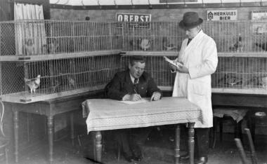 Historisches Wettbüro  ¿ das Foto aus den 1950er Jahren ist in der Ausstellung ¿Das Glück fliegt in der Luft¿ zu sehen. Repro: LWL