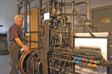 Die Punchmaschine von 1920, mit der Lochkarten für Stickmaschinen hergestellt wurden, ist bei der Spinnerei-Nacht in Betrieb zu sehen.   Foto: LWL/Hudemann