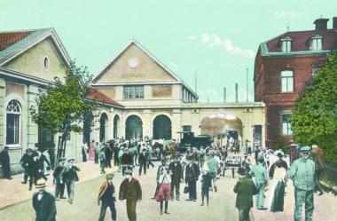 Das Hoesch-Museums in Dortmund ist Ziel der Radtour des LWL-Industriemuseums Schiffshebewerk Henrichenburg. Die Postkarte von 1914 zeigt den historischen Eingang von Hoesch. <br>Foto: Hoesch-Museum<br />