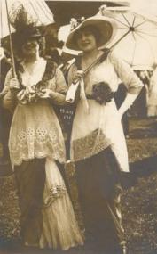 Die modische Frau trug um 1900 Spitze aus Plauen.<br>Foto: Schaustickerei Plauen.<br />