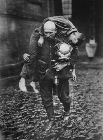 Ein Grubenwehrmann birgt einen toten Kameraden, vermutlich auf einer französischen Zeche um 1910. <br>Foto: Fritz-Hüser-Institut<br />