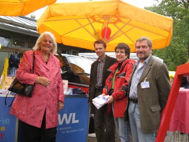 Bärbel Korun, SPD Kreis Recklinghausen; Bert Wagener, Bündnis 90/Die Grünen Kreis Recklinghause; Ursula Fisch-bach aus Betzdorf, Gewinnerin des dritten Preises Herbert Niewerth, Museumsleiter (v. l.). Foto: LWL