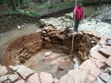 Grabungstechnikerin Ulrike Gode vermisst den mittelalterlichen Kalkbrennofen, den die LWL-Archäologen auf der Brunsburg freigelegt haben. Foto: LWL/Best. 